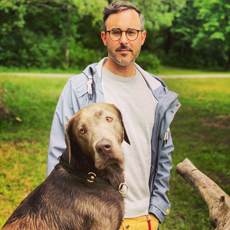 Joerg Graf mit seinem Hund bei einem Spaziergang